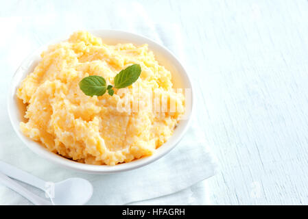 Frische Bio Maismehl Brei in weiße Schüssel mit textfreiraum - gesundes Frühstück mit hausgemachten Brei Stockfoto