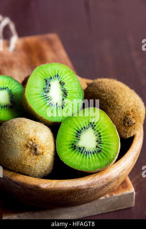 Kiwis in Holzschale hautnah Stockfoto