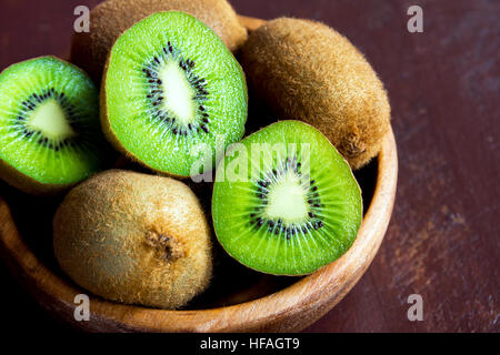 Kiwis in Holzschale hautnah Stockfoto