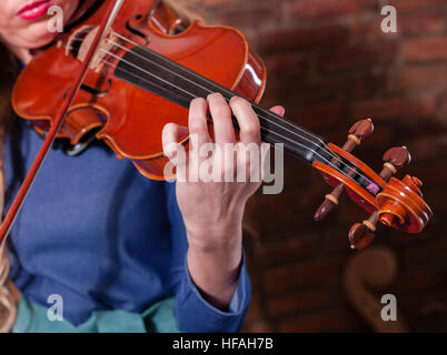 Eine Frau, die Musik auf einer Geige spielen Stockfoto