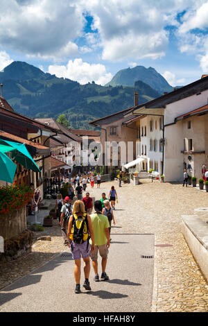 GRUYERE, CH, ca. Juli 2016: Blick auf die Hauptstraße in der Schweizer Stadt Gruyères (Schweiz) an einem schönen Sommertag. Stockfoto