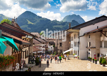 GRUYERE, CH, ca. Juli 2016: Blick auf die Hauptstraße in der Schweizer Stadt Gruyères (Schweiz) an einem schönen Sommertag. Stockfoto