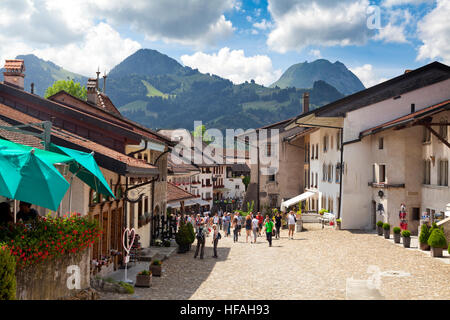 GRUYERE, CH, ca. Juli 2016: Blick auf die Hauptstraße in der Schweizer Stadt Gruyères (Schweiz) an einem schönen Sommertag. Stockfoto