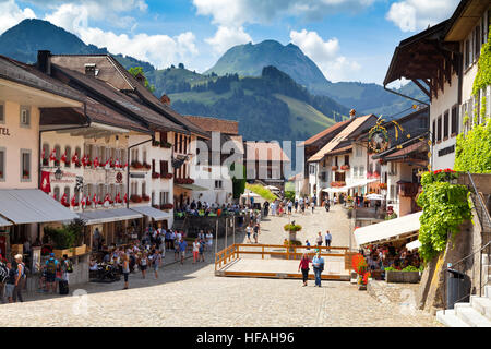 GRUYERE, CH, ca. Juli 2016: Blick auf die Hauptstraße in der Schweizer Stadt Gruyères (Schweiz) an einem schönen Sommertag. Stockfoto