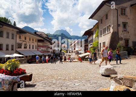 GRUYERE, CH, ca. Juli 2016: Blick auf die Hauptstraße in der Schweizer Stadt Gruyères (Schweiz) an einem schönen Sommertag. Stockfoto