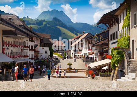 GRUYERE, CH, ca. Juli 2016: Blick auf die Hauptstraße in der Schweizer Stadt Gruyères (Schweiz) an einem schönen Sommertag. Stockfoto