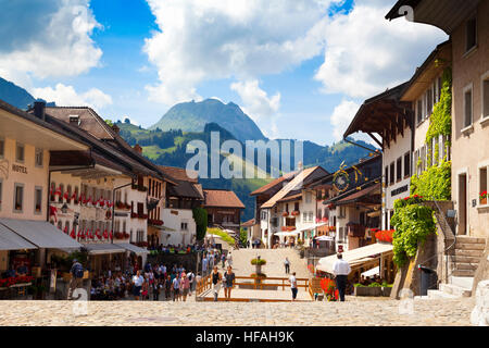 GRUYERE, CH, ca. Juli 2016: Blick auf die Hauptstraße in der Schweizer Stadt Gruyères (Schweiz) an einem schönen Sommertag. Stockfoto