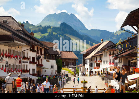 GRUYERE, CH, ca. Juli 2016: Blick auf die Hauptstraße in der Schweizer Stadt Gruyères (Schweiz) an einem schönen Sommertag. Stockfoto