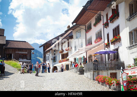 GRUYERE, CH, ca. Juli 2016: Blick auf die Hauptstraße in der Schweizer Stadt Gruyères (Schweiz) an einem schönen Sommertag. Stockfoto