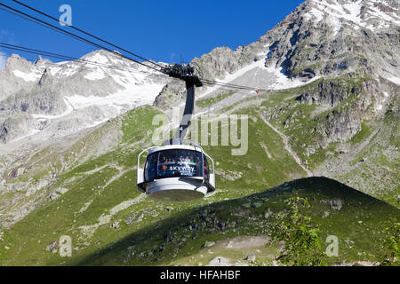 Kabine der neuen Seilbahn SKYWAY MONTE BIANCO auf der italienischen Seite des Mont Blanc, beginnen von Entreves, Punta Helbronner 3466 m Stockfoto