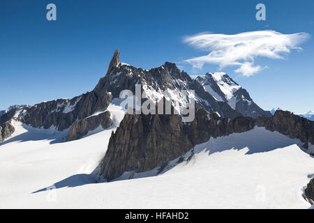 Panorama der Westalpen mit Rübezahls Zahn (Dent du Geant) von Helbronner Dach Europas in der Region Aostatal, Italien Stockfoto