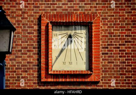 Alexandria, Virginia - 13. April 2014: Sonnenuhr Uhr auf eine Mauer in der historischen Christ Church * Stockfoto