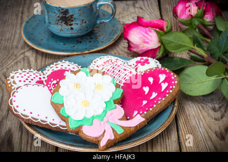 Frühstück zum Geburtstag von Kaffee mit Milch und Lebkuchen wi Stockfoto