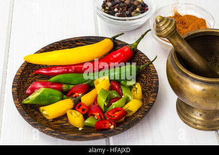 Bunter Mix aus den frischesten und heißesten Chili peppers Stockfoto