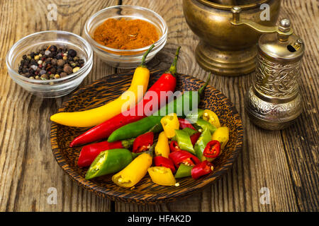 Bunter Mix aus den frischesten und heißesten Chili peppers Stockfoto