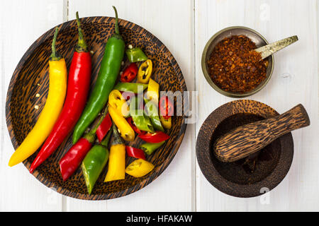 Bunter Mix aus den frischesten und heißesten Chili peppers Stockfoto