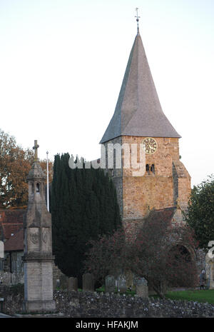 Pfarrkirche St. Bartholomäus, Burwash, hat einen Turm aus dem 12. Jahrhundert. Stockfoto