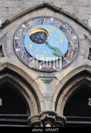 Mondscheibe auf der Süd-West Tower of St Margarets Church, King's Lynn. Das Zifferblatt zeigt die Mondphasen und die Zeit der Flut. Stockfoto