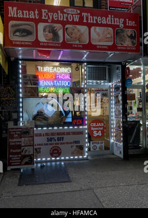 Das äußere der Manat Augenbrauedurchzug auf Roosevelt Avenue und 81nd Street in Jackson Heights, Queens, New York Stockfoto