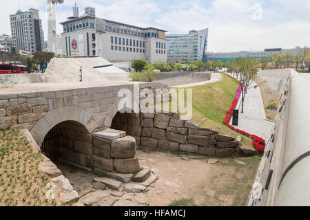 Gewölbte Schleusentor Yigansumun von der alten Stadtmauer von Seoul im Park neben dem Dongdaemun Design Plaza in Seoul, Südkorea. Stockfoto