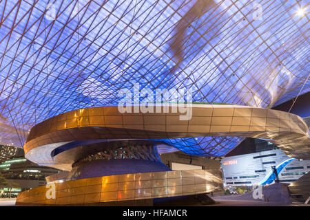 Blaue Dach außen Busan Cinema Center in Busan, Südkorea in der Nacht und voll von LED-Leuchten von unten betrachtet. Stockfoto