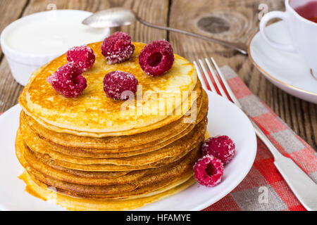 Saftig und zart Pfannkuchen mit Beeren in Zucker Stockfoto