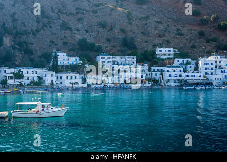 Schöne Bucht. Das Dorf Loutro, Chania Region Kretas. Loutro ist nur zu Fuß oder auf dem Seeweg erreichbar. Stockfoto