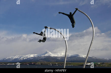 Wind-Denkmal "Amor al Viento" und Seno Ultima Esperanza (letzte Hoffnung Ton), Puerto Natales, Patagonien, Chile Stockfoto