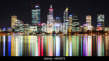 Perth Australien. Perth Skyline bei Nacht und die Lichter der Stadt in den Swan River nieder.