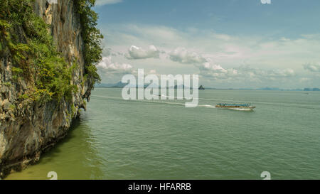 Luftaufnahme des schönen Kalksteinfelsen im Meer, Thailand Stockfoto