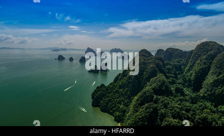 Luftaufnahme des schönen Kalksteinfelsen im Meer, Thailand Stockfoto