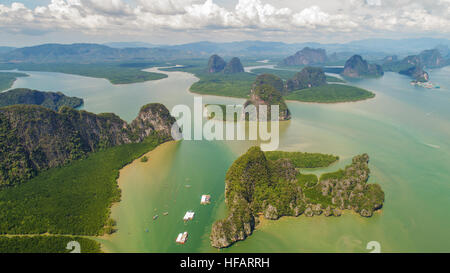 Luftaufnahme des schönen Kalksteinfelsen im Meer, Thailand Stockfoto