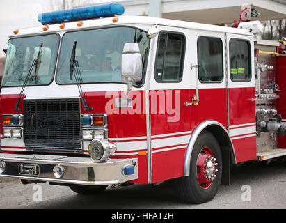 neues Löschfahrzeug der amerikanischen Feuerwehrmänner bereit für Notfälle Stockfoto