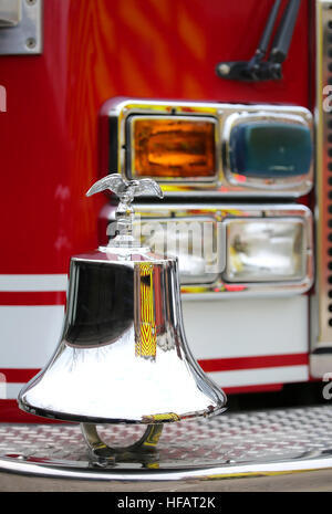 glänzende Adler-Symbol über Lkw-Glocke-Feuerwehr amerikanischen Feuer Stockfoto