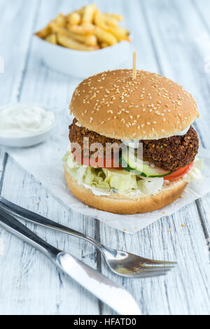 Frische MadeFalafel Burger auf hölzernen Hintergrund (close-up erschossen; selektiven Fokus) Stockfoto