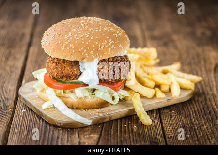 Frische MadeFalafel Burger auf hölzernen Hintergrund (close-up erschossen; selektiven Fokus) Stockfoto