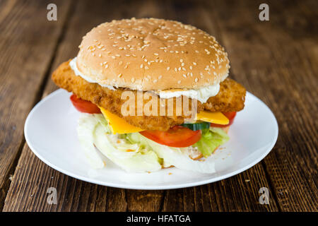 Holztisch mit einem frischen Fisch Burger gemacht (close-up erschossen; selektiven Fokus) Stockfoto