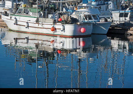 Angeln Boot Wasserspiegelungen im Hafen von französischer Nebenfluß auf Vancouver Island, BC Kanada.  SCO 11.301. Stockfoto