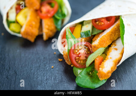 Schiefer Platte mit Chicken Wraps als detaillierte Nahaufnahme (Tiefenschärfe) Stockfoto