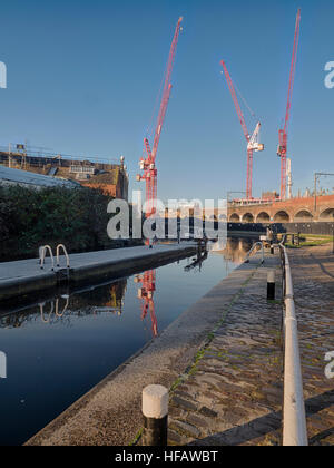 Dezember 2016: Regent's Canal in Hawley Lock mit dem Bau der neuen Camden Lock Village von MACE Gruppe im Namen von Labtech Stockfoto