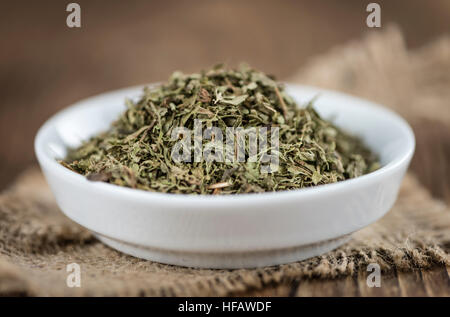 Getrocknete Stevia Blätter (Tiefenschärfe) auf Vintage-Hintergrund Stockfoto