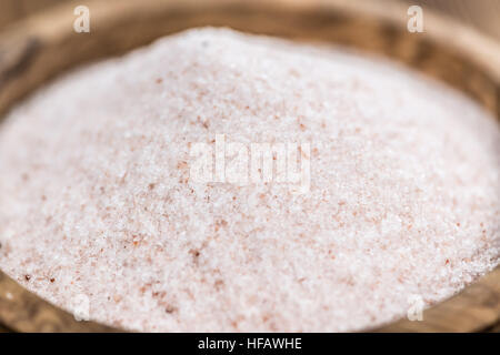 Rosa Himalayasalz auf rustikalen hölzernen Hintergrund (close-up erschossen) Stockfoto