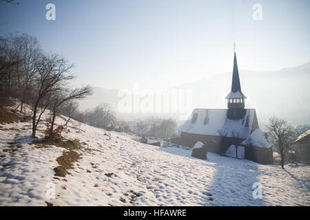 Farbbild der Holzkirche in Barsana, Region Maramures, Rumänien. Stockfoto