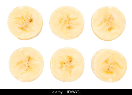in Scheiben geschnittene geschälte Banane isoliert Stockfoto