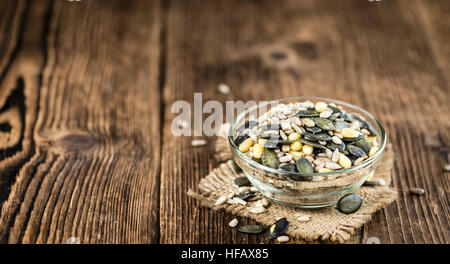 Portion gemischte Samen (close-up erschossen; selektiven Fokus) auf hölzernen Hintergrund Stockfoto