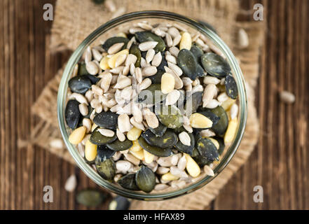 Portion gemischte Samen (close-up erschossen; selektiven Fokus) auf hölzernen Hintergrund Stockfoto