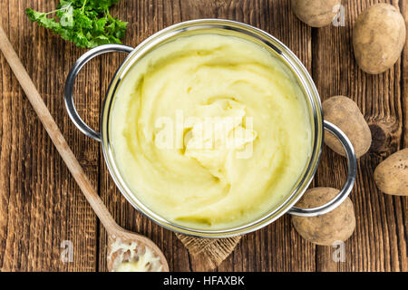 Portion hausgemachtes Kartoffelpüree auf hölzernen Hintergrund (Tiefenschärfe, Nahaufnahme) Stockfoto