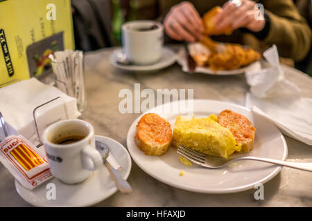 Spanische Tortilla Essen Tapas leckeren Kaffee Espresso Croissant heiße Schokolade Cafébar Frühstück Katalanisch Katalonien Stockfoto