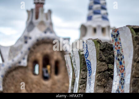 Touristen strömen in Park Güell für ein Foto vor Gaudi Meisterwerk. Stockfoto