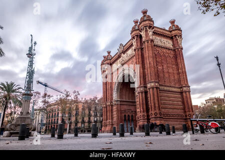 Arc de Triomf in Barcelona steht unter den Sonnenuntergang. Stockfoto